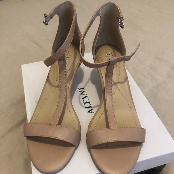 New Alfani sandals - Picture 2 of 4